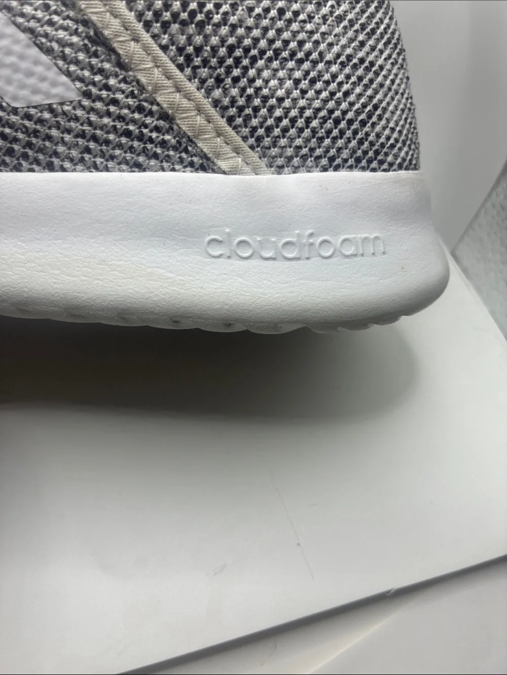 ADIDAS WOMENS RUNNING SHOE/ COMFORT FIT/ SLIDE ON/ LACE FRONT DESIGN /. SIZE 8